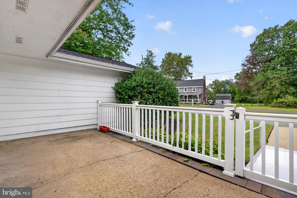 225 N LOCUST AVENUE