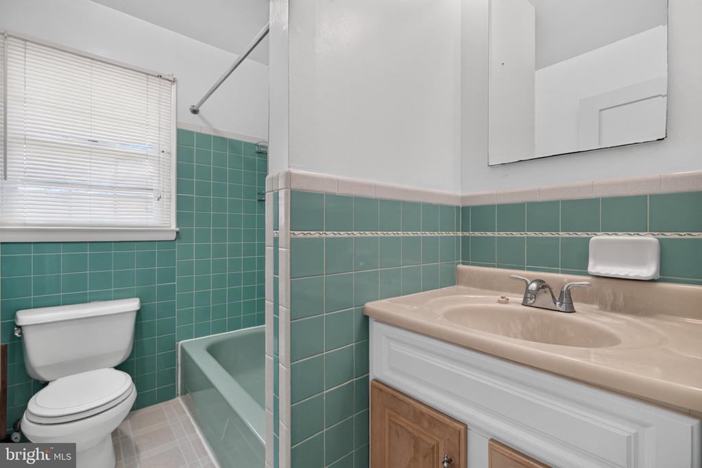 225 N LOCUST AVENUE
