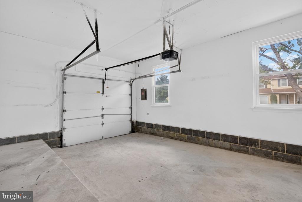 1004 JONATHAN LANE