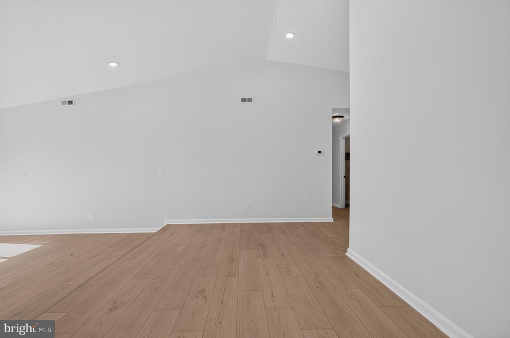 1004 JONATHAN LANE