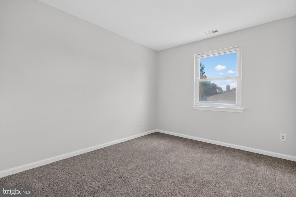 1004 JONATHAN LANE