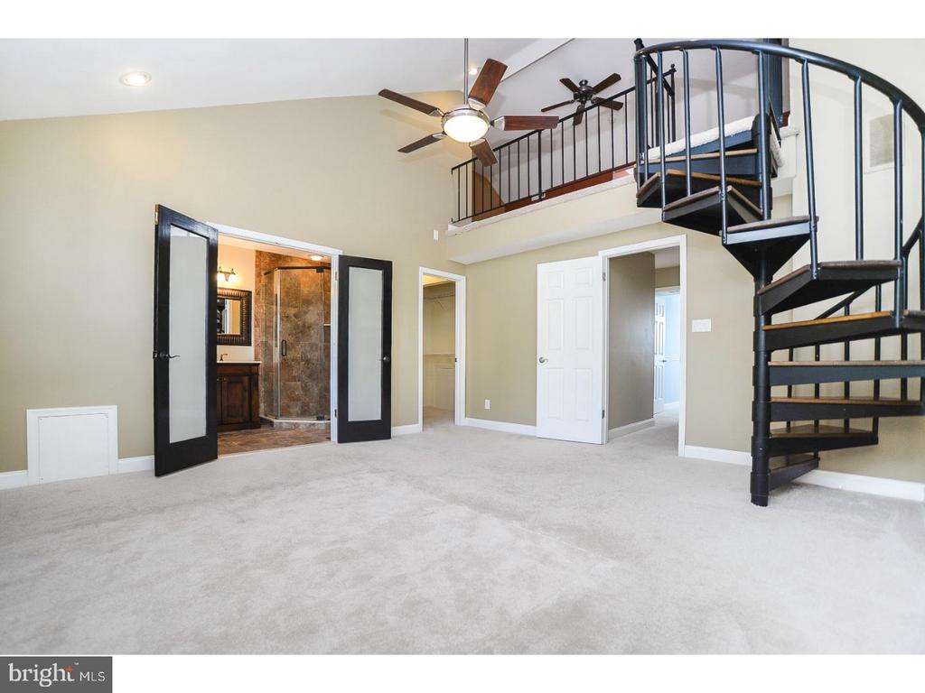 102 HAZELWOOD LANE