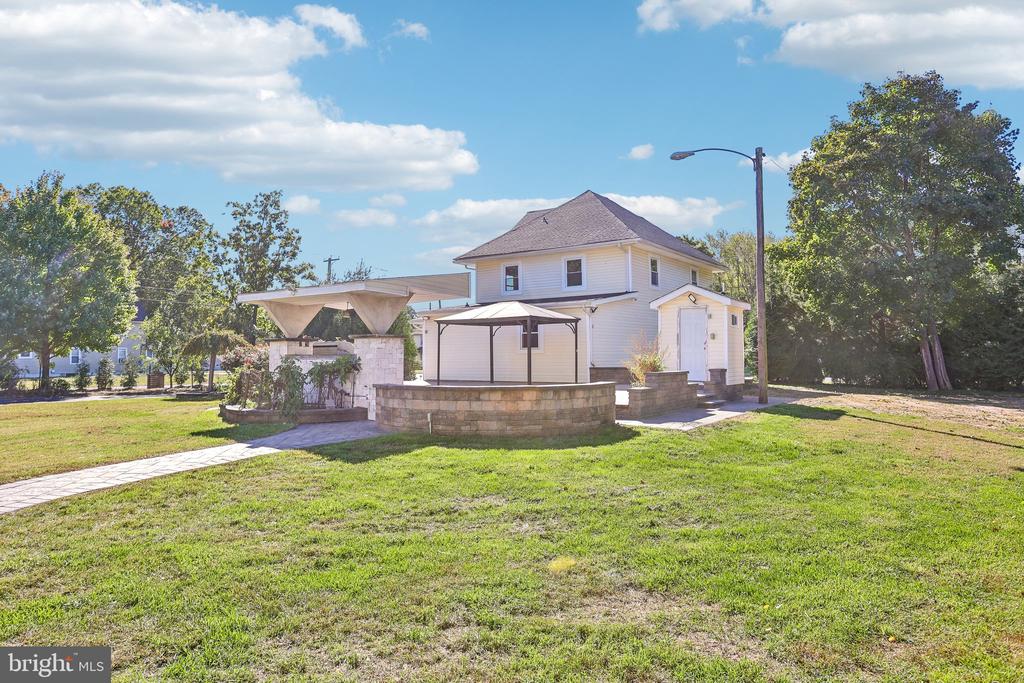 558 MORTON AVENUE