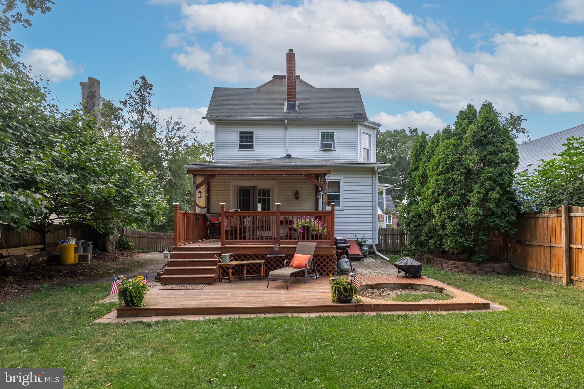 332 W Pine St