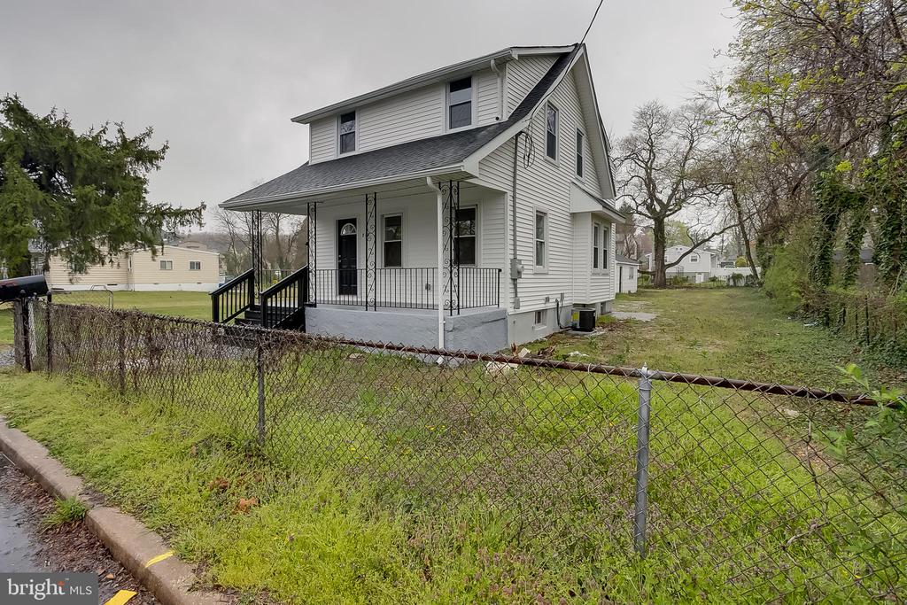 215 THOMAS AVE N
