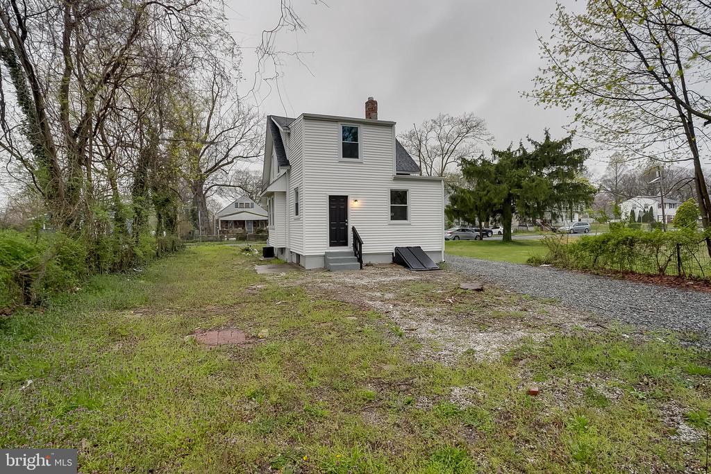 215 THOMAS AVE N