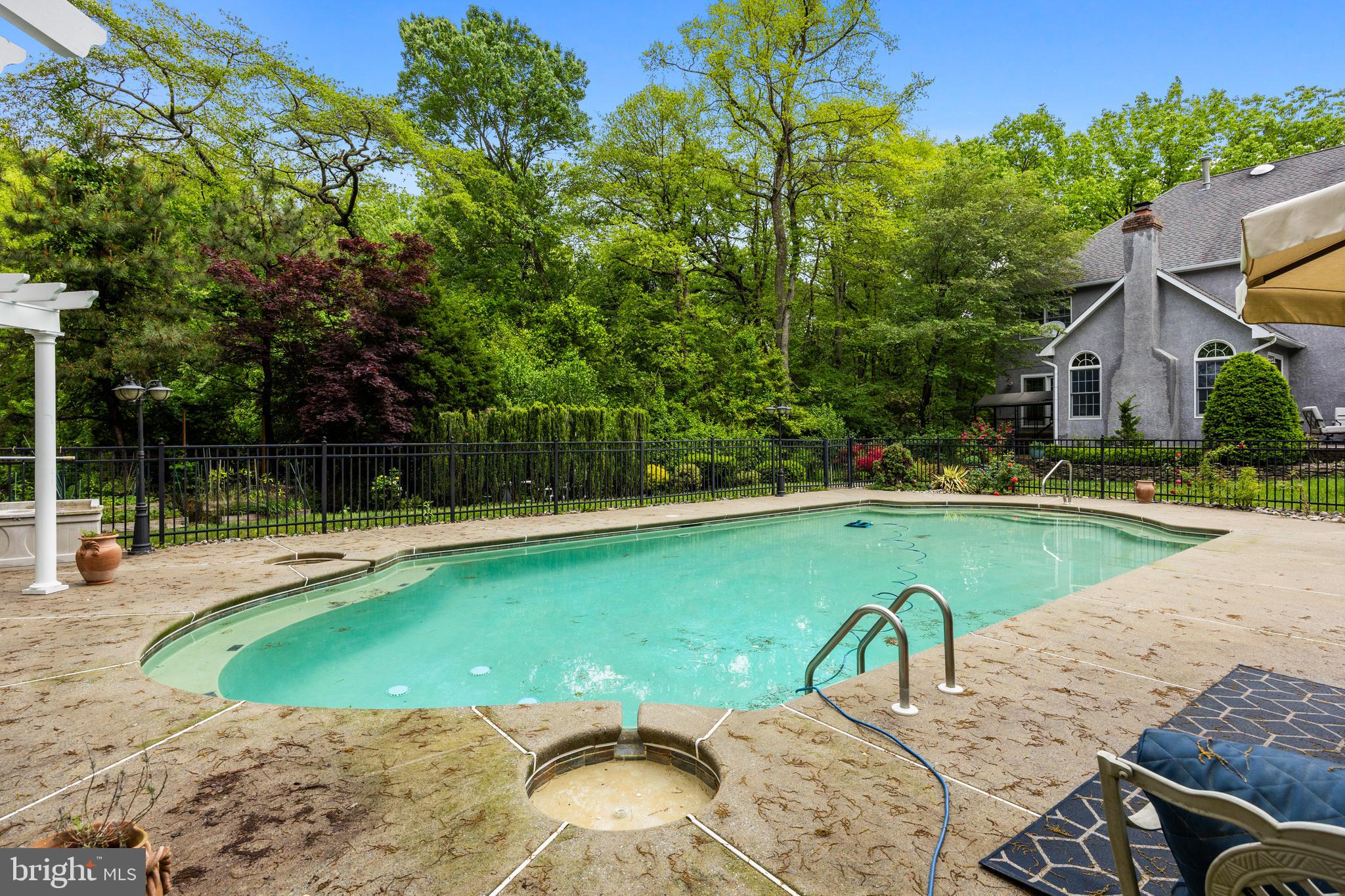 10 Winterberry Ln