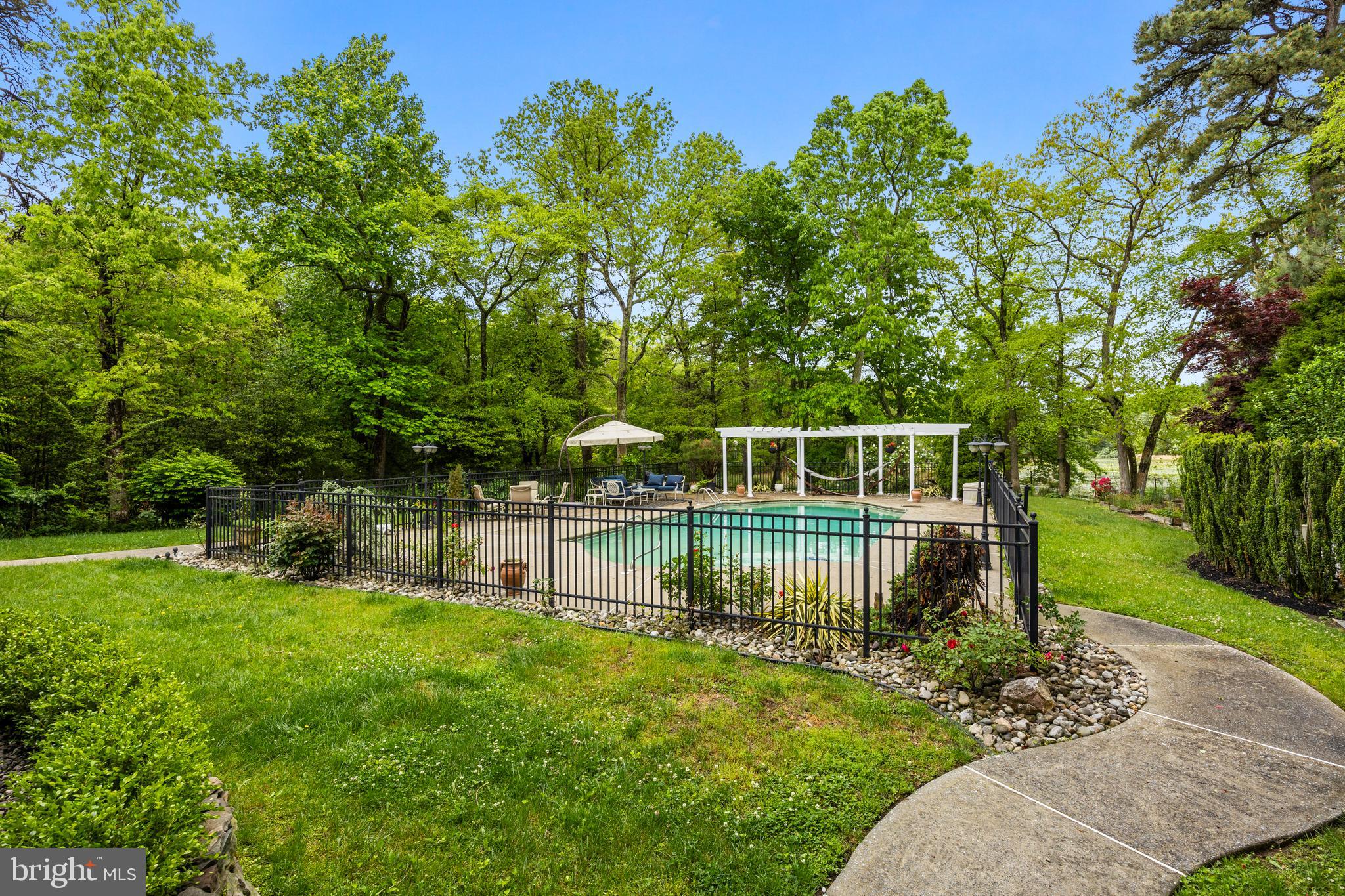10 Winterberry Ln