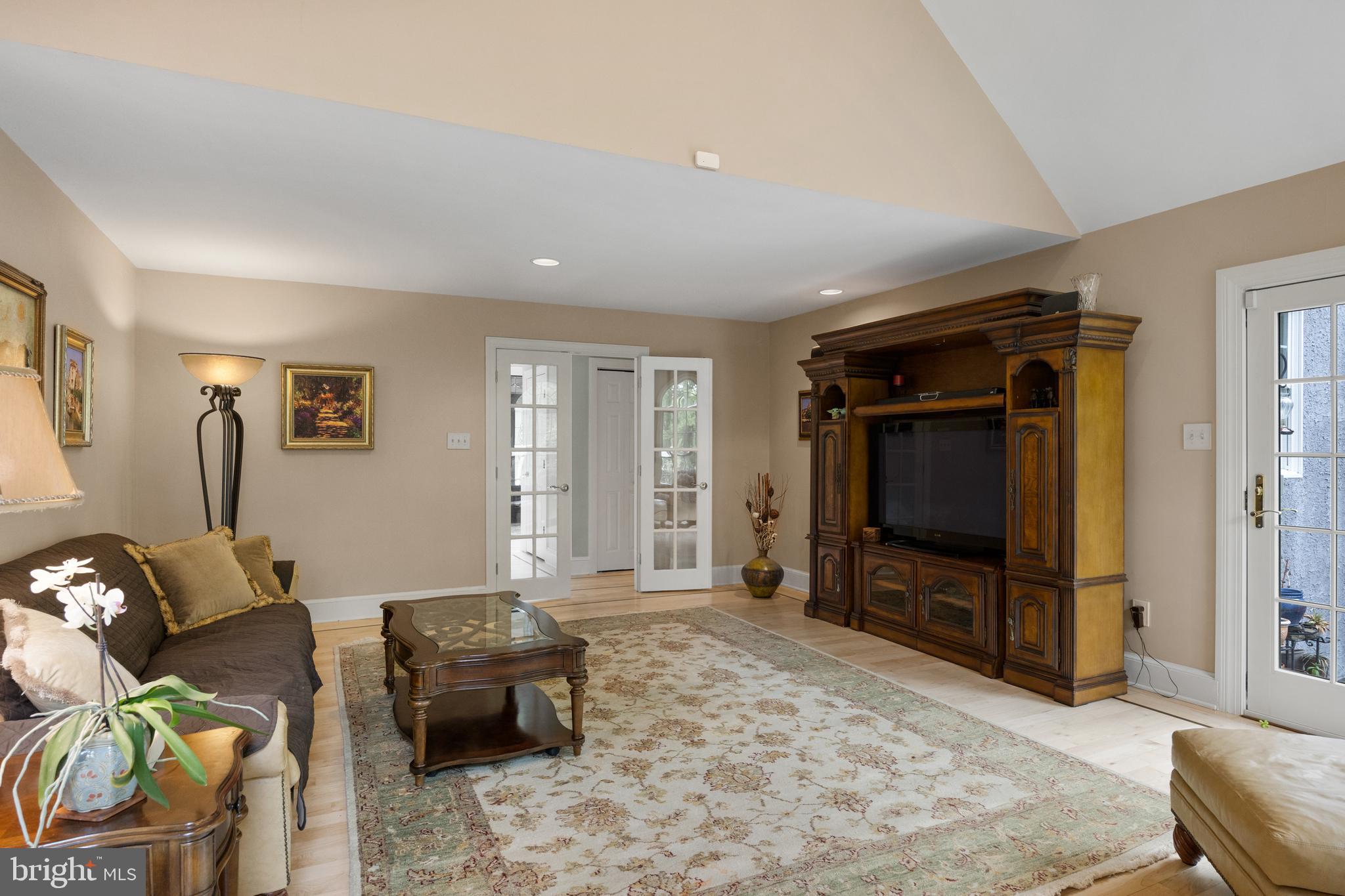 10 Winterberry Ln
