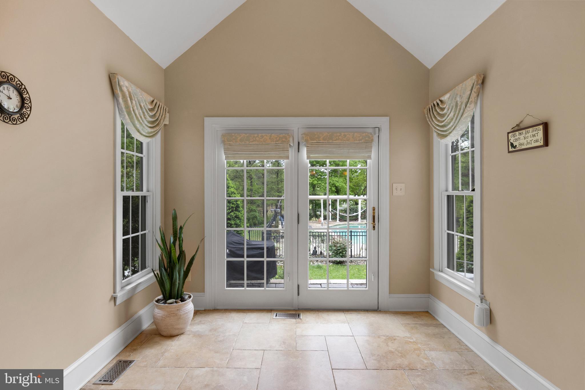 10 Winterberry Ln