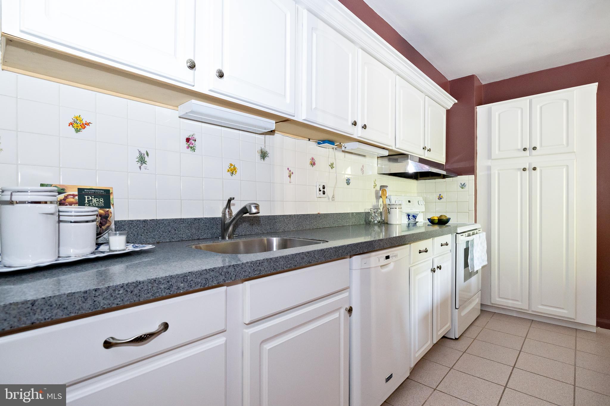 305 CHESTNUT PLACE 305