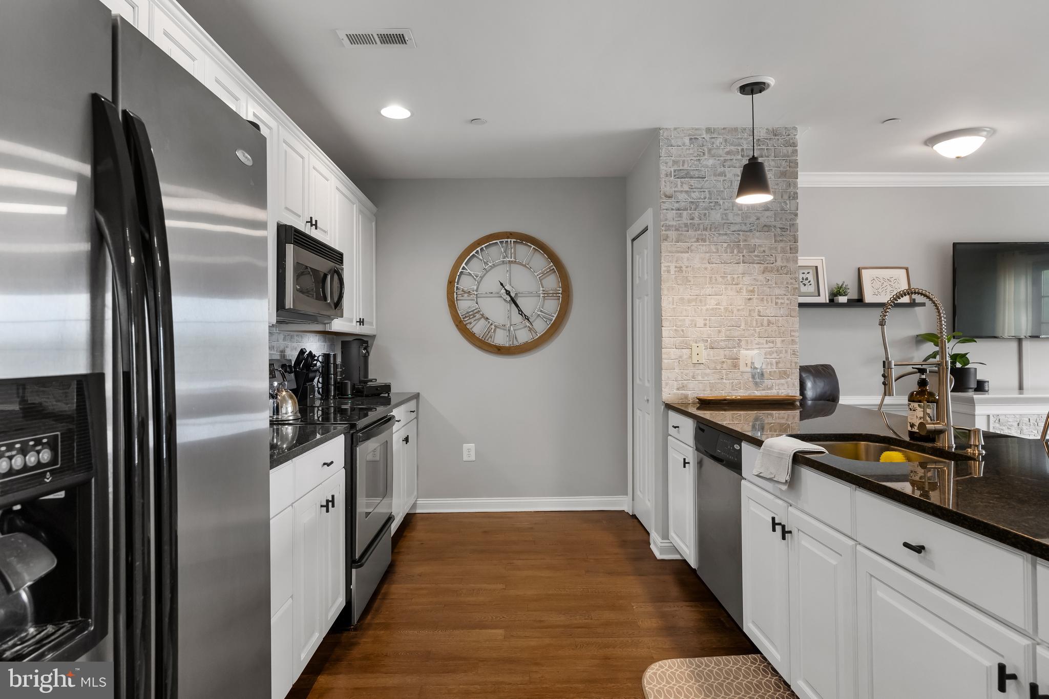 30 Kings Ct #305