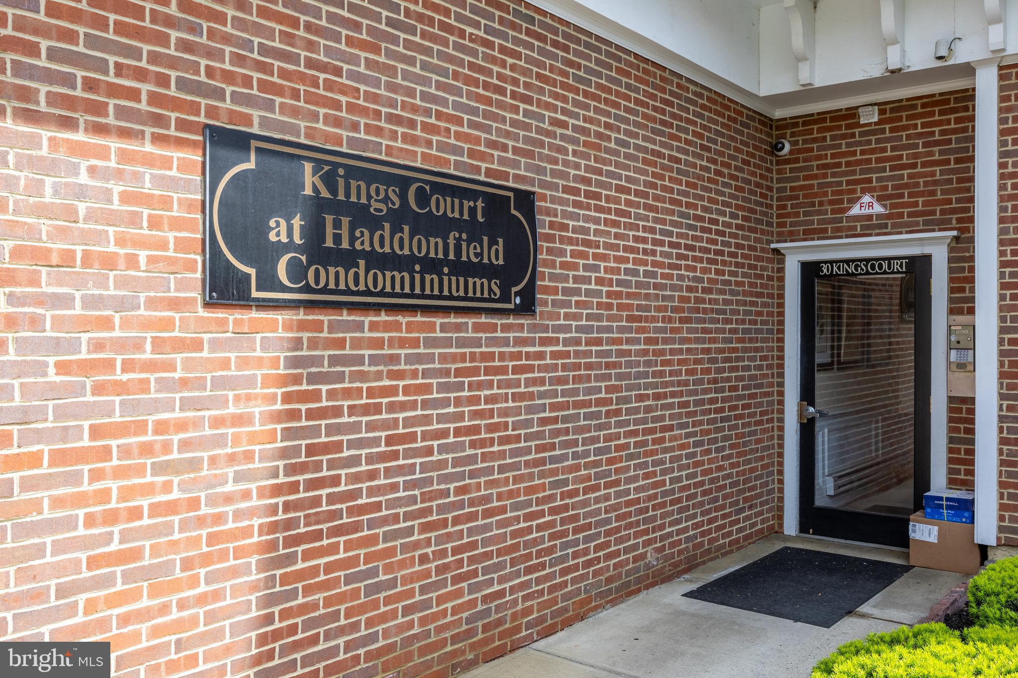 30 Kings Ct #305