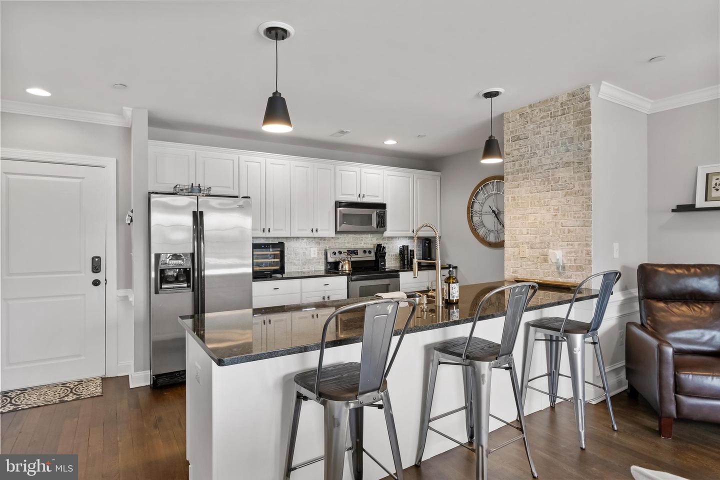 30 Kings Ct #305