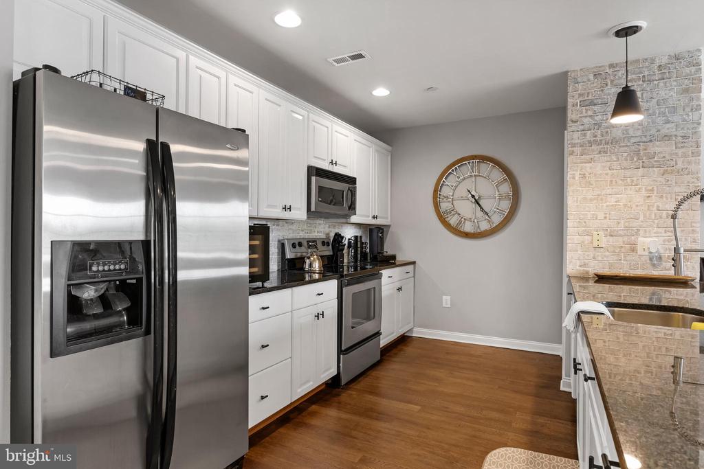 30 Kings Ct #305