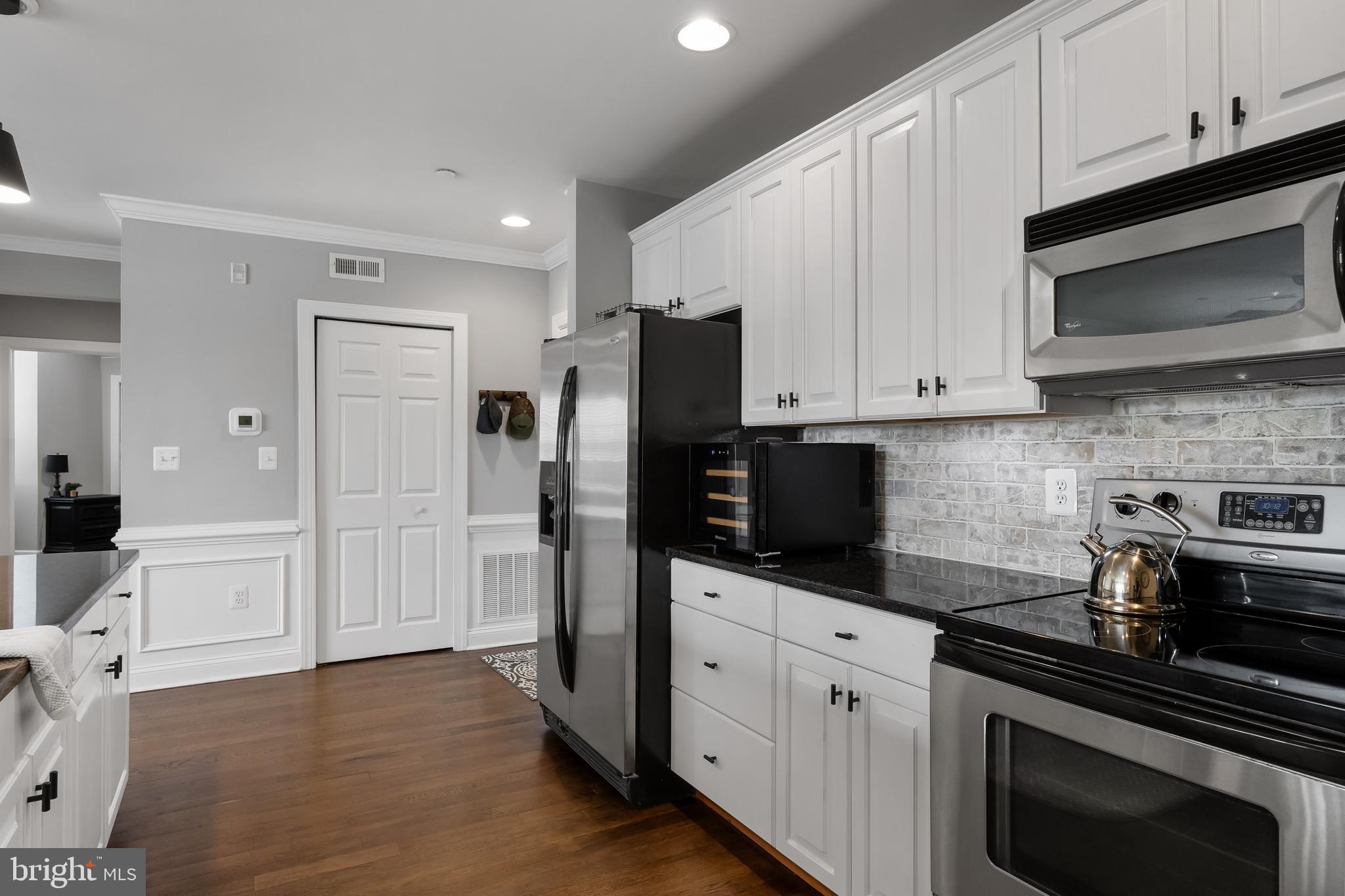 30 Kings Ct #305