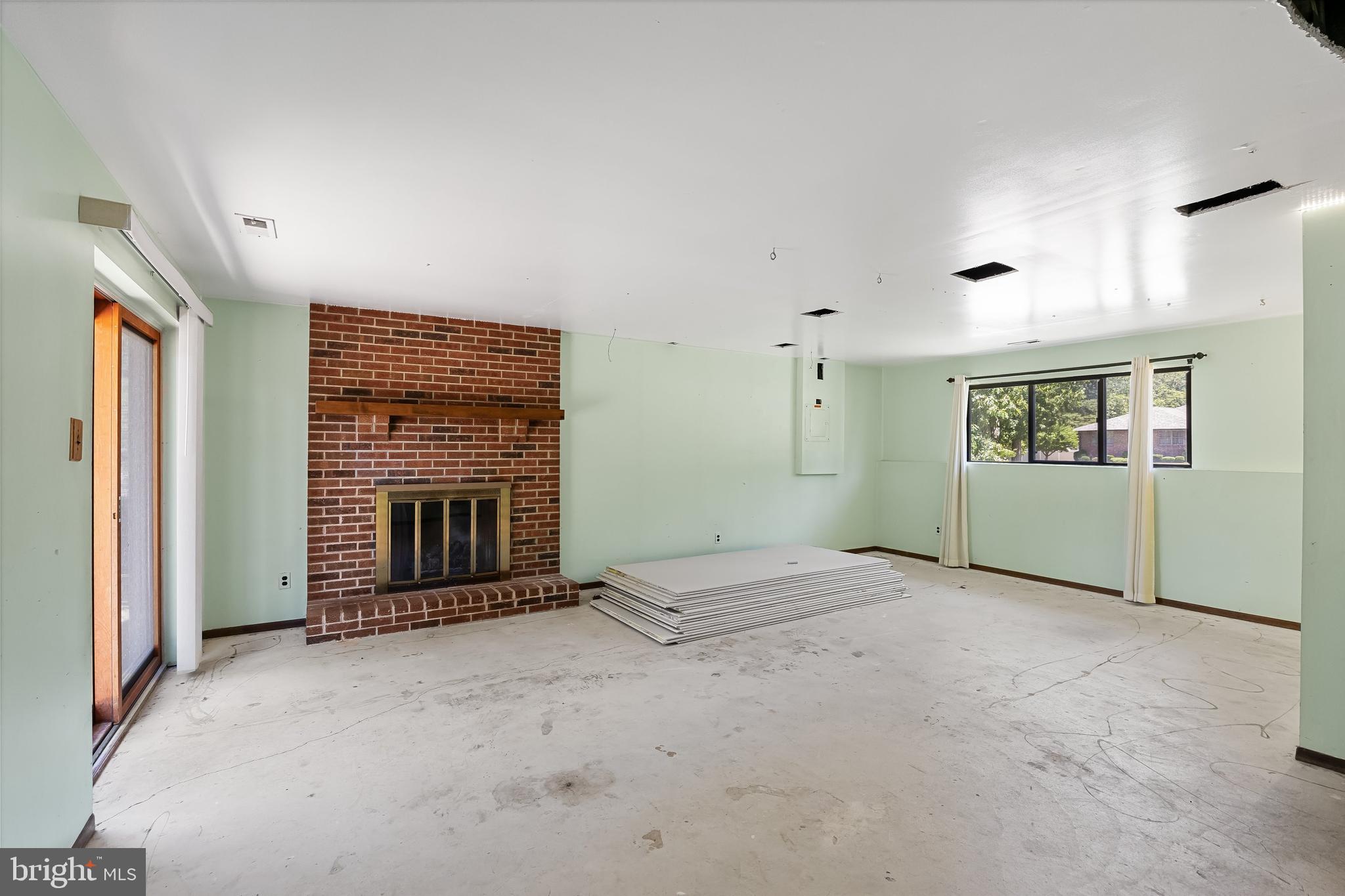 2337 FERNWOOD AVENUE