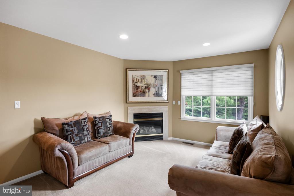 1 Simsbury Dr