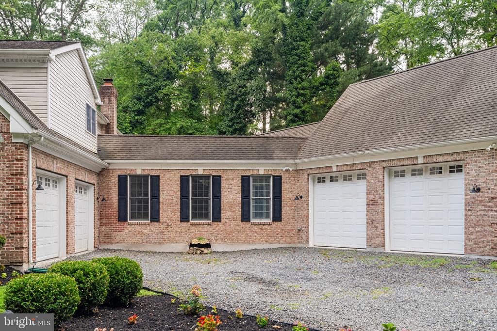 1109 WINDING DRIVE