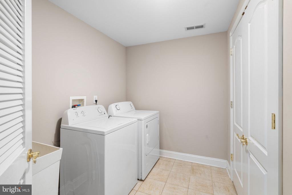1109 WINDING DRIVE