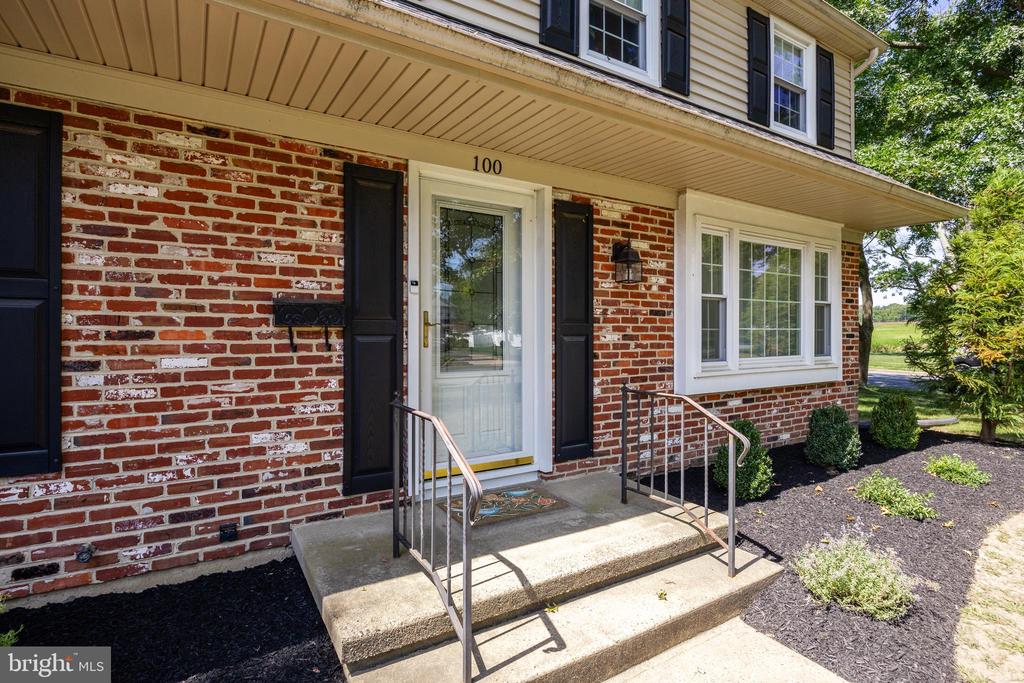 100 THORNHILL ROAD
