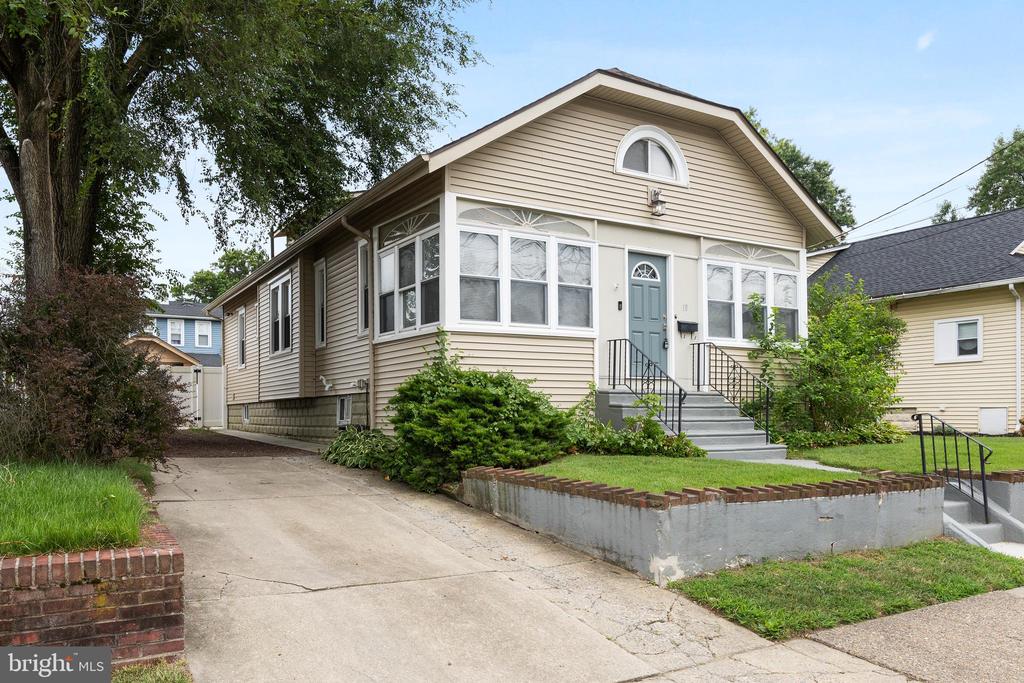 18 E Clinton Ave