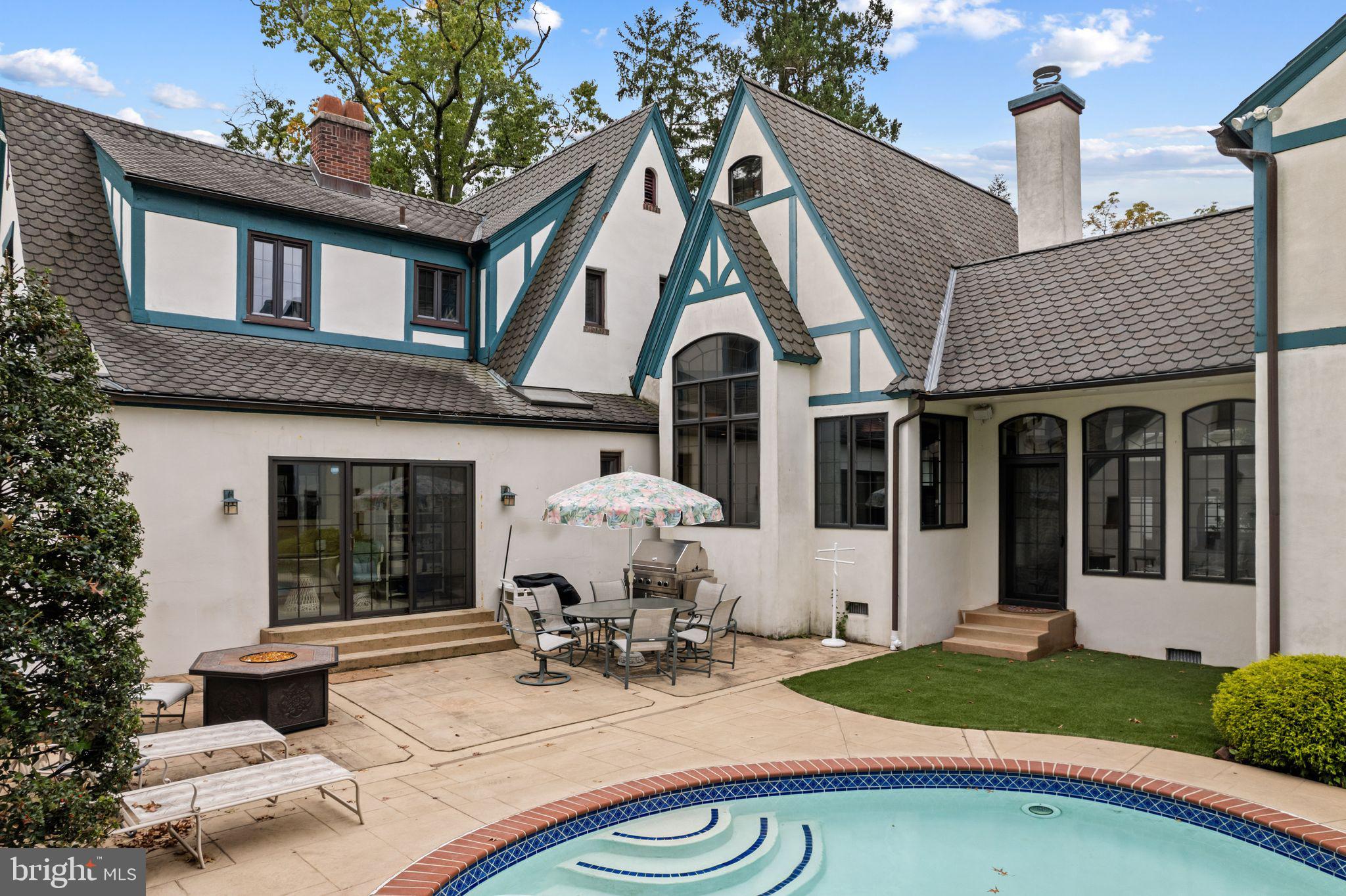245 E KINGS HIGHWAY