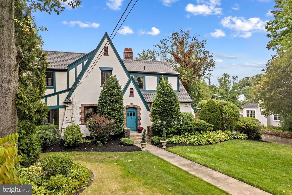 245 E KINGS HIGHWAY
