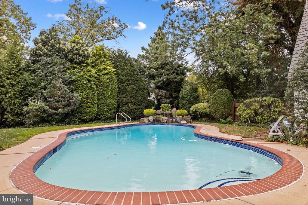 245 E KINGS HIGHWAY