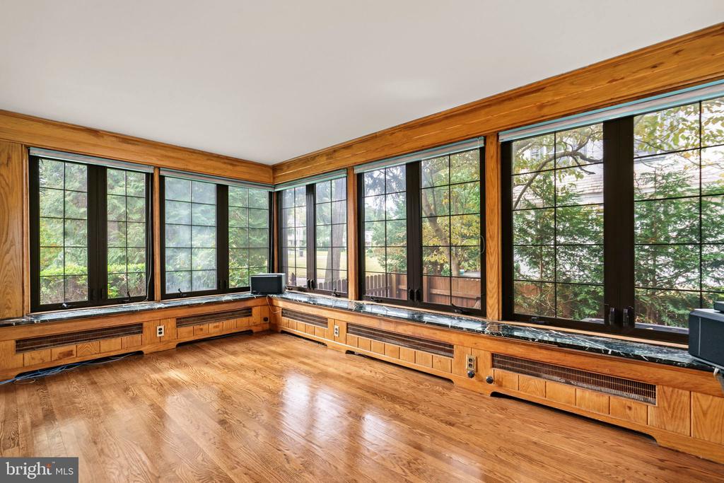 245 E KINGS HIGHWAY