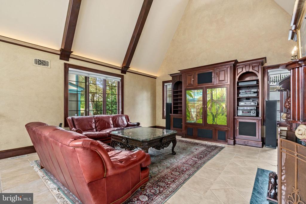 245 E KINGS HIGHWAY
