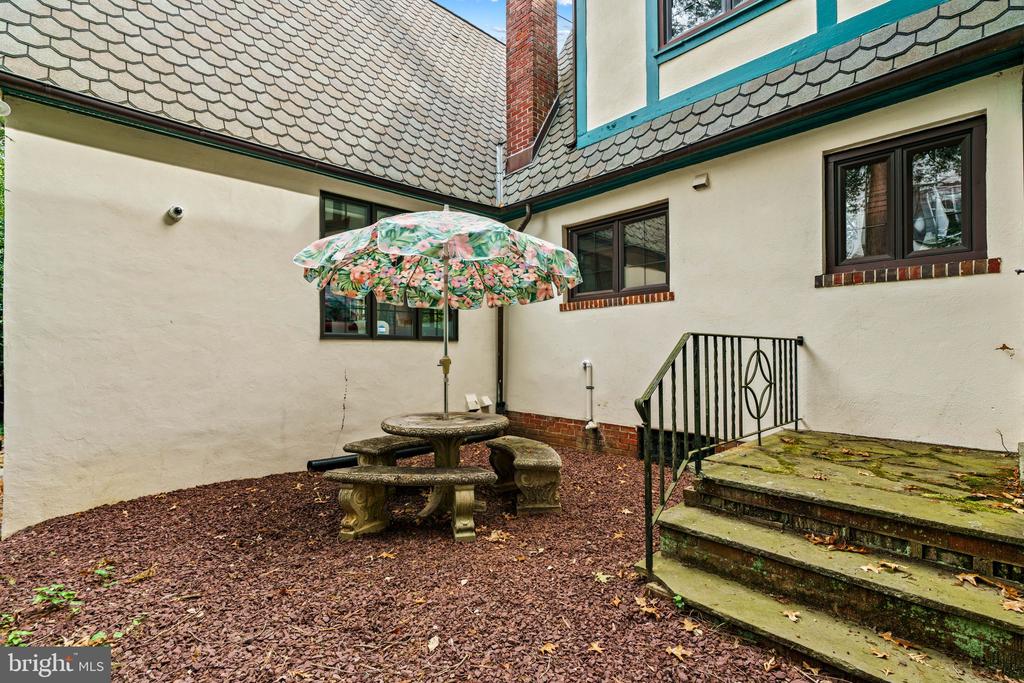 245 E KINGS HIGHWAY