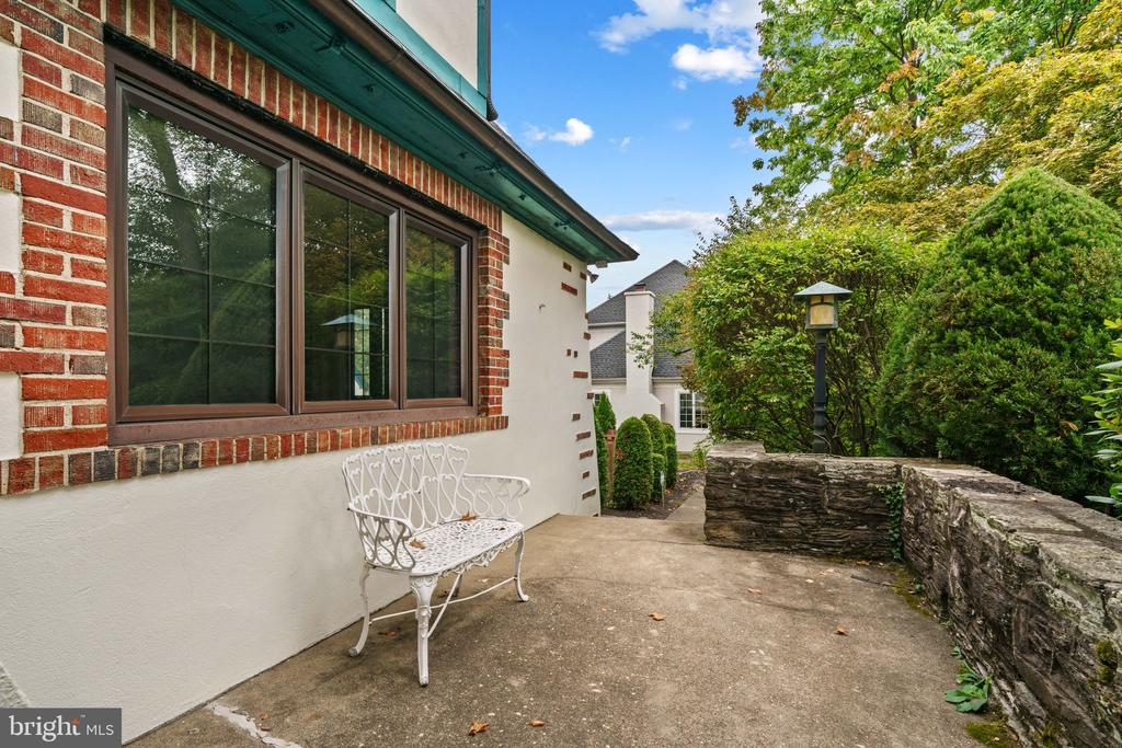 245 E KINGS HIGHWAY