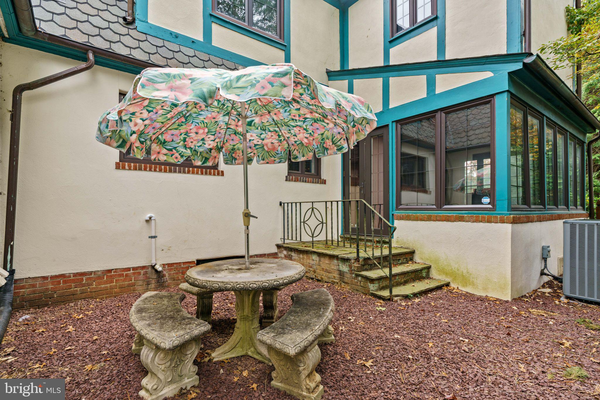 245 E KINGS HIGHWAY