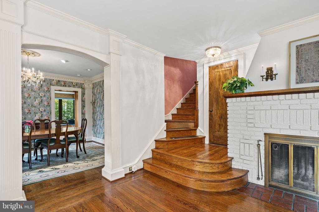 245 E KINGS HIGHWAY