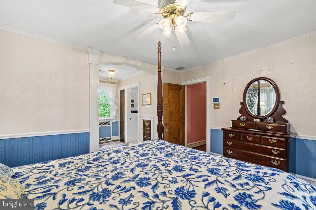 245 E KINGS HIGHWAY