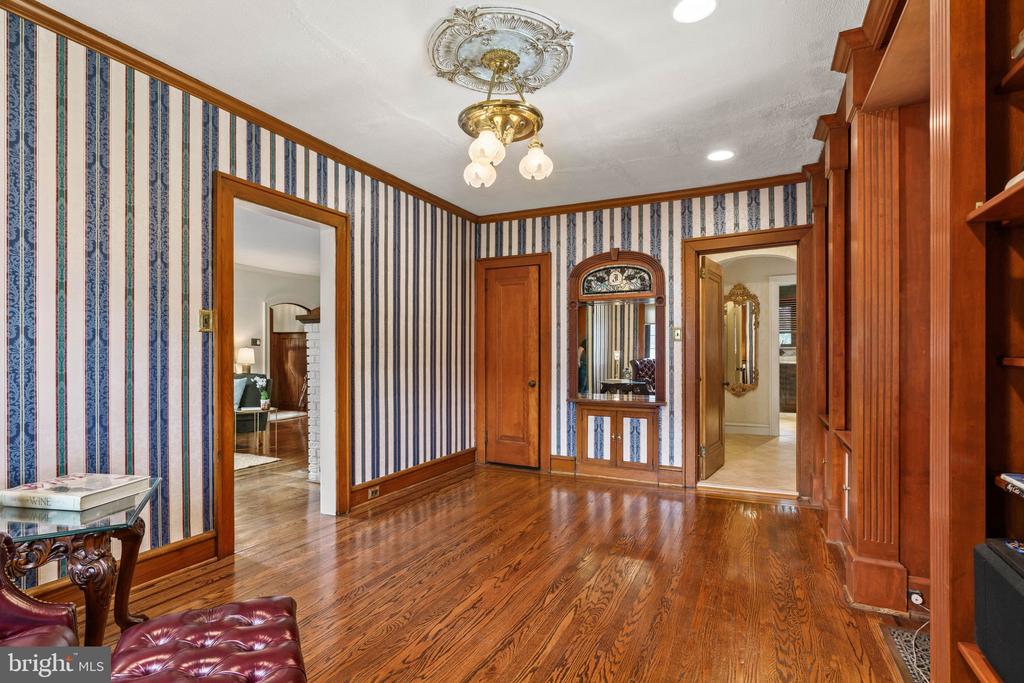 245 E KINGS HIGHWAY