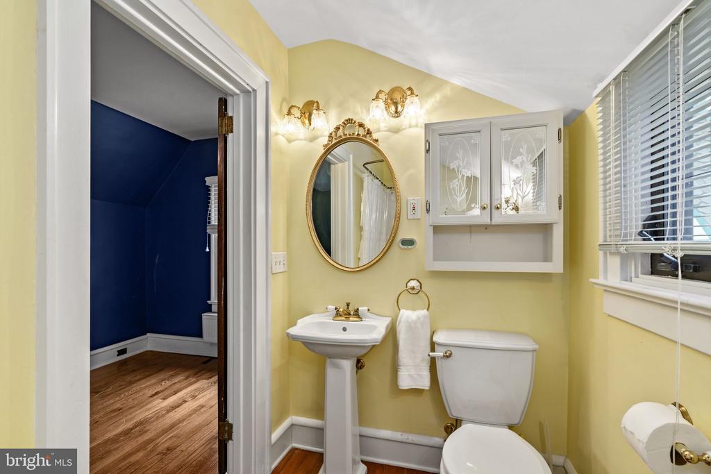 245 E KINGS HIGHWAY