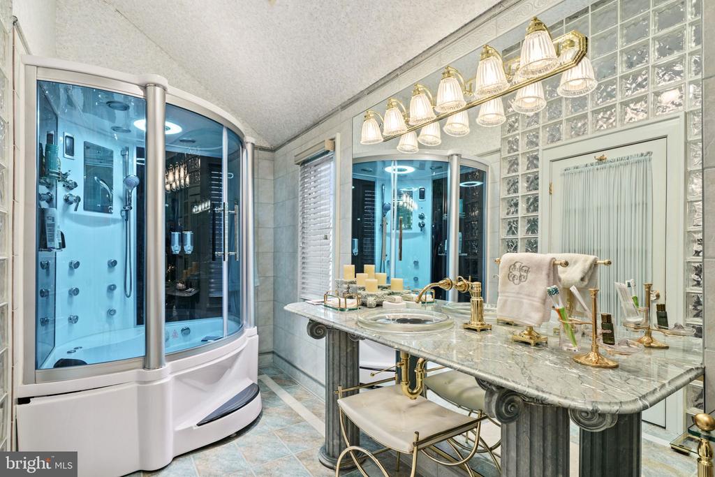 245 E KINGS HIGHWAY