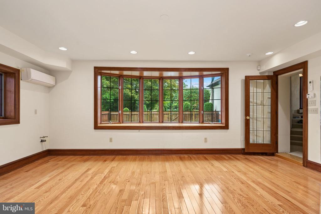 245 E KINGS HIGHWAY
