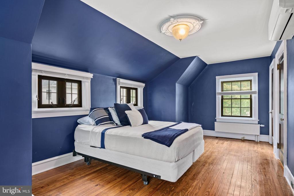 245 E KINGS HIGHWAY