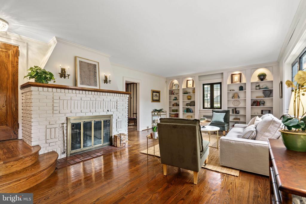 245 E KINGS HIGHWAY