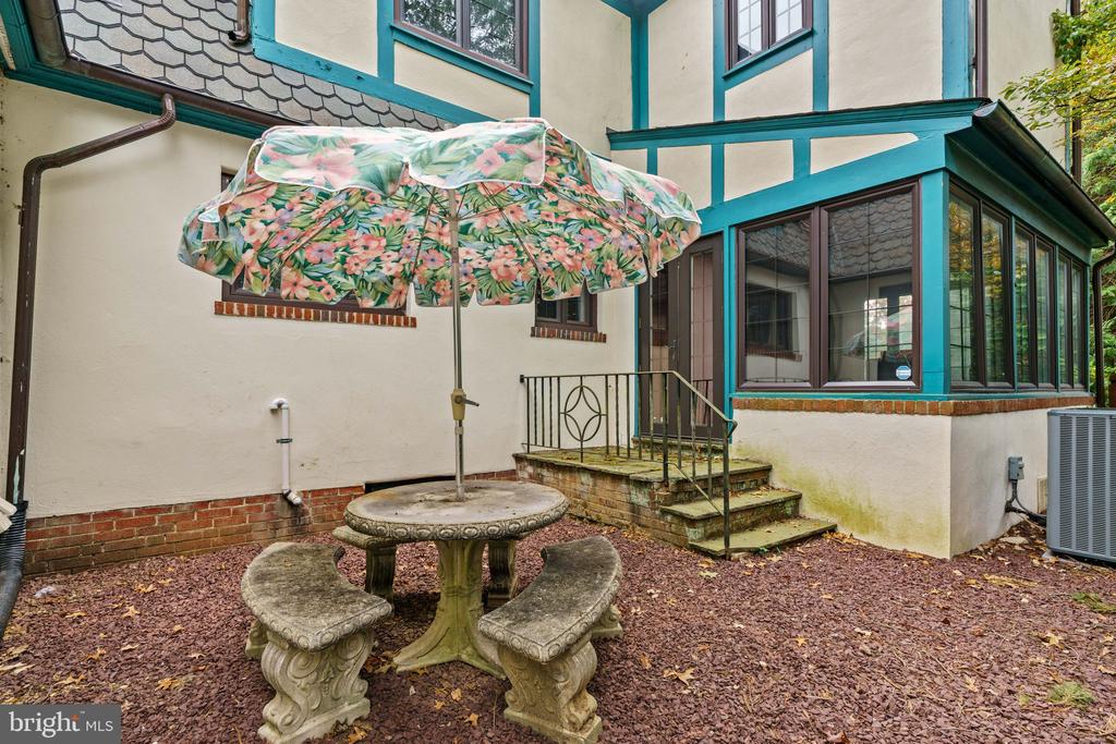 245 E KINGS HIGHWAY