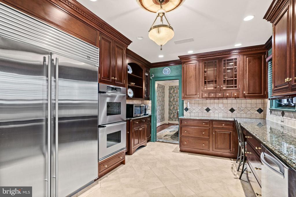 245 E KINGS HIGHWAY