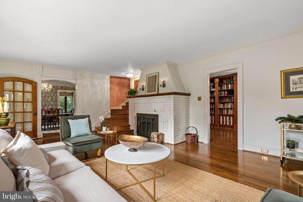 245 E KINGS HIGHWAY