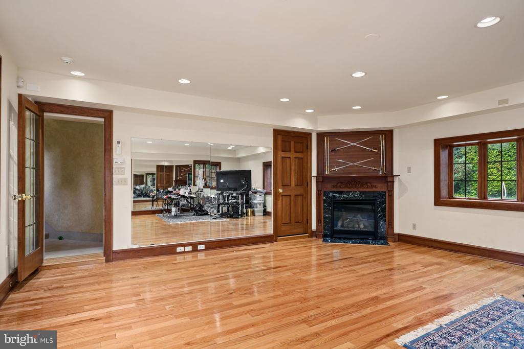 245 E KINGS HIGHWAY