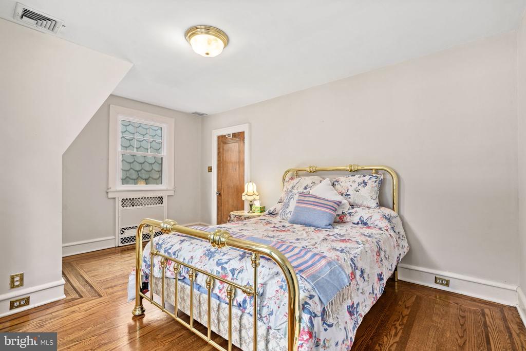 245 E KINGS HIGHWAY