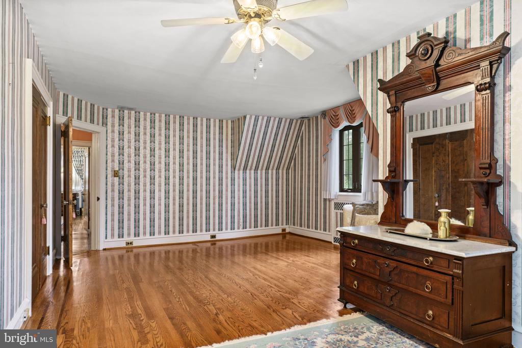 245 E KINGS HIGHWAY