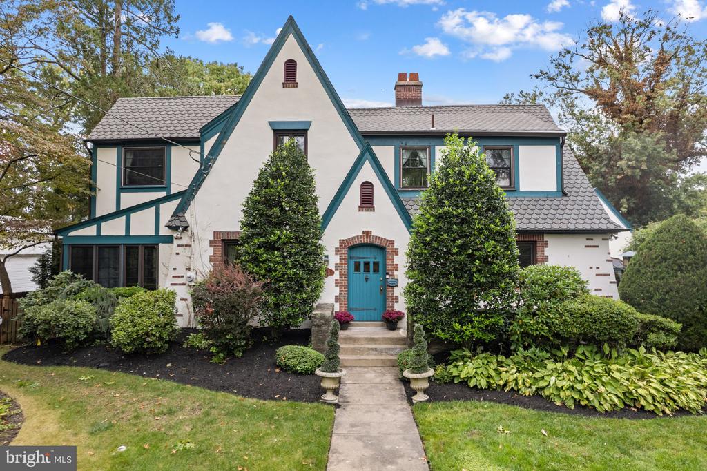 245 E KINGS HIGHWAY