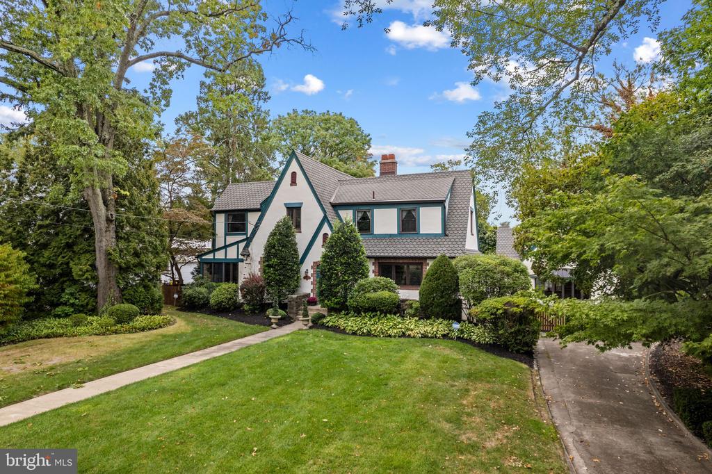 245 E KINGS HIGHWAY